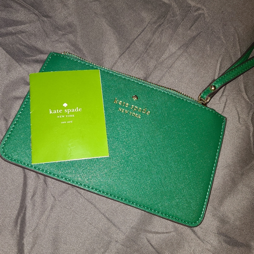 MAKE ME AN OFFER. 💚💚KATE SPADE WRISTLET